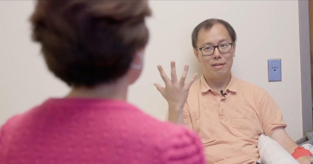 林彦峰在门诊化疗中。图源/Standford Health Care